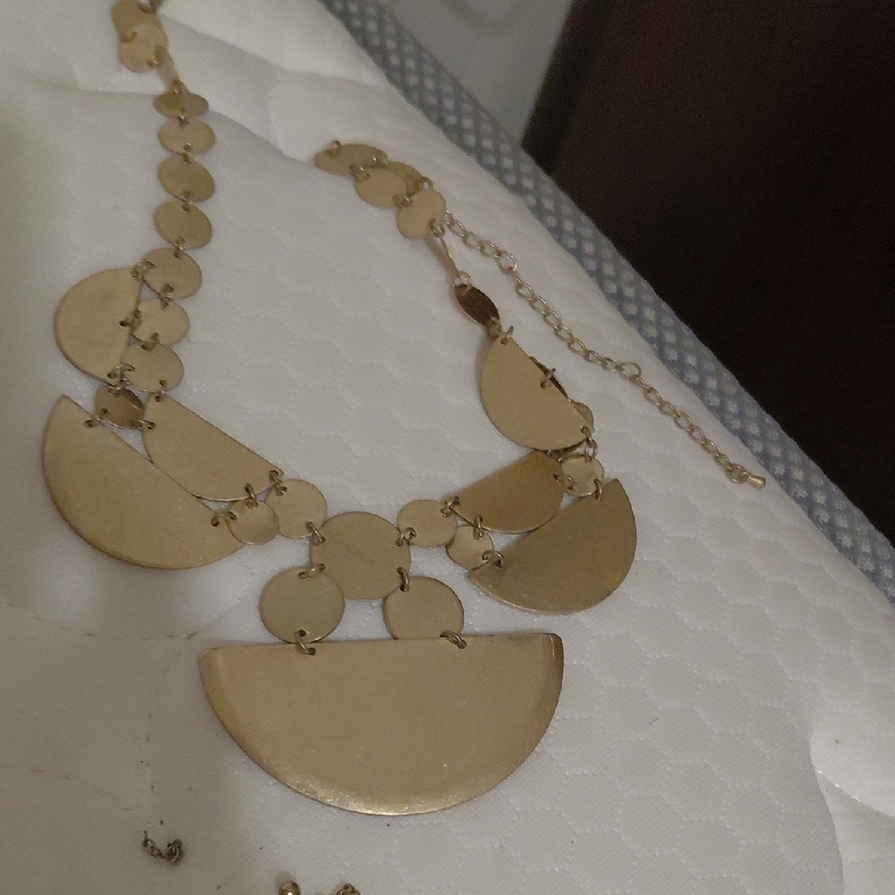 Elegant Gold Statement Necklace